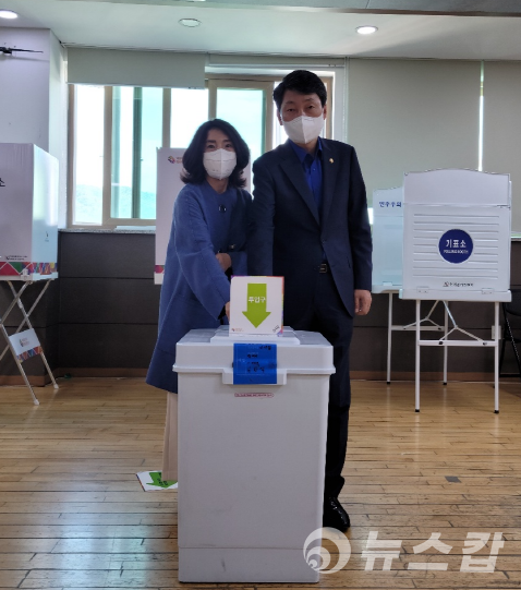 송산1동주민센터에 마련된 사전투표소에서 배우자와 함께 투표한 김민철 국회의원[뉴스캅]